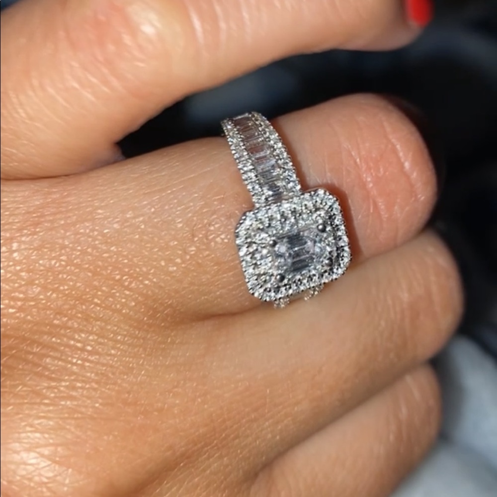 100% Vera Wang 14k White Gold Emerald Halo Diamond Engagement Ring